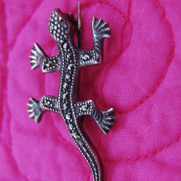 Retro Pewter Gecko Lapel Pin - Picture 1 of 6